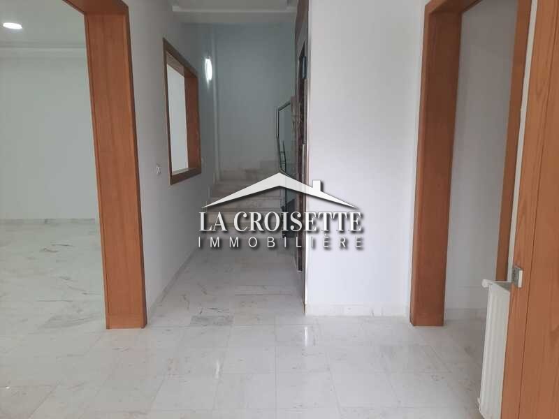 Triplex S+5 avec piscine à La Soukra